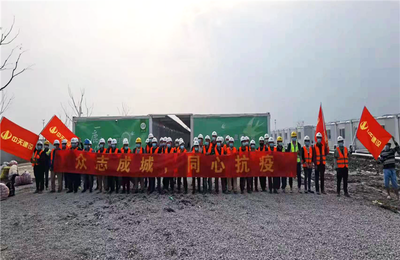 4月5日－18日，GGpoker三建奉贤龙湖天街、朝阳广场等5个项目先后集结203名施工人员参与了4个方舱医院的建设、改造工程。